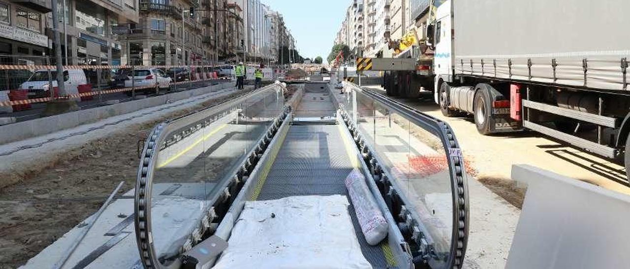 La instalación de las rampas mecánicas arrancó ayer en Gran Vía. // Alba Villar