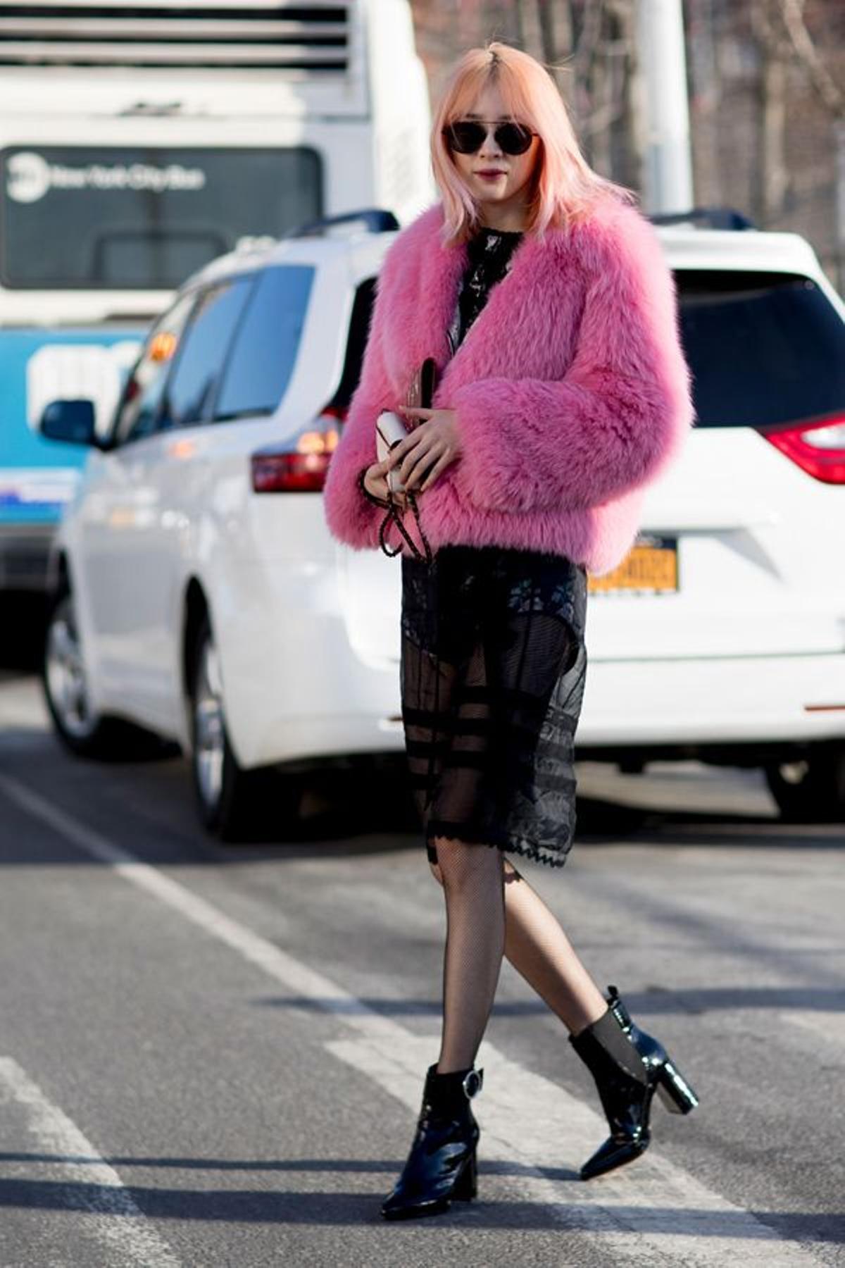 Abrigo de pelo rosa corto en el 'street style' de Nueva York