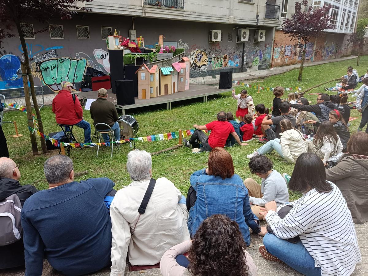 Trécola Producións con su obra &quot;Coa música a outra parte&quot;, ayer.