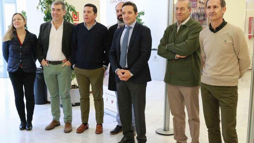 Juan Manuel Corchado (centro) junto al resto de su equipo, en su visita al Campus Viriato.