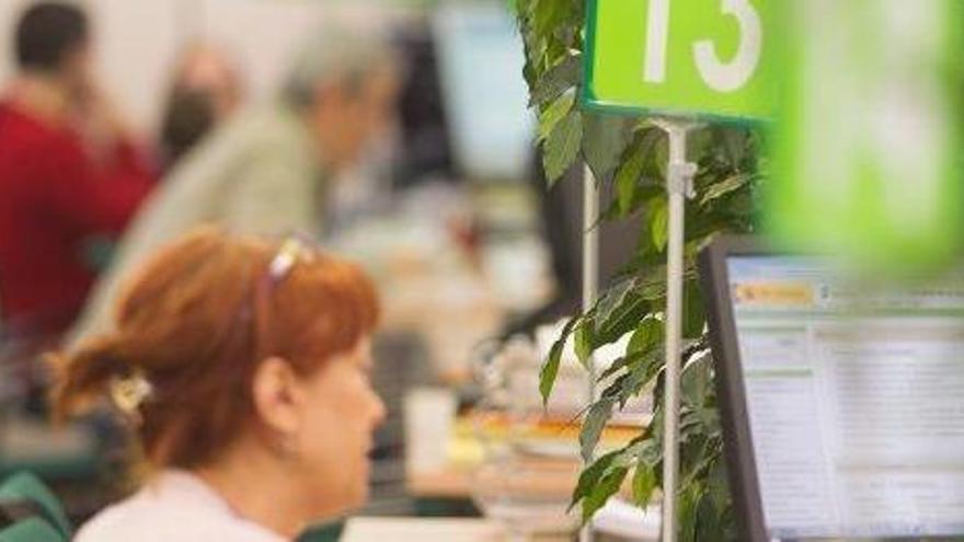 Una mujer de mediana edad es atendida en una de las oficinas de la Seguridad Social.