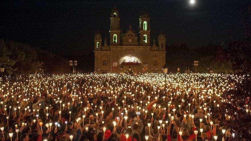 Imagen de los fieles acompañando el paso de la virgen de Os Milagros en el santuario de Molgas. // B.L.