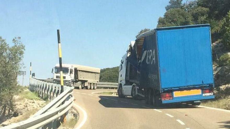 Un camión &#039;pierde&#039; 10 toneladas de mármol en el Puerto de Querol