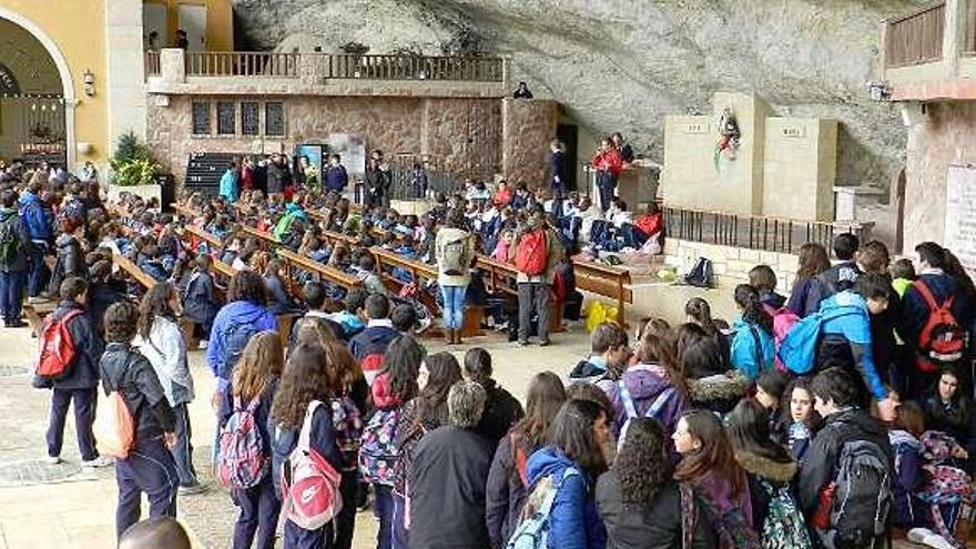 Los alumnos, en el santuario de la Virgen de la Cueva. | lucas blanco