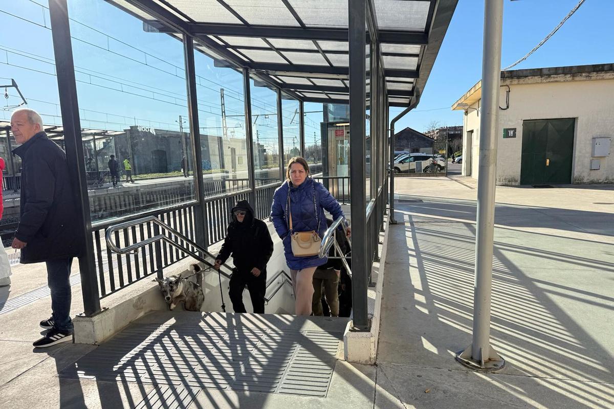 Passatgers arribant a l'estació de trens de Figueres