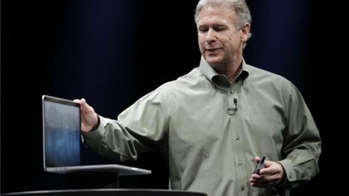 Phil Schiller, representante de Apple, presenta las características del nuevo MacBook Pro en la Conferencia de Desarrolladores de la firma.