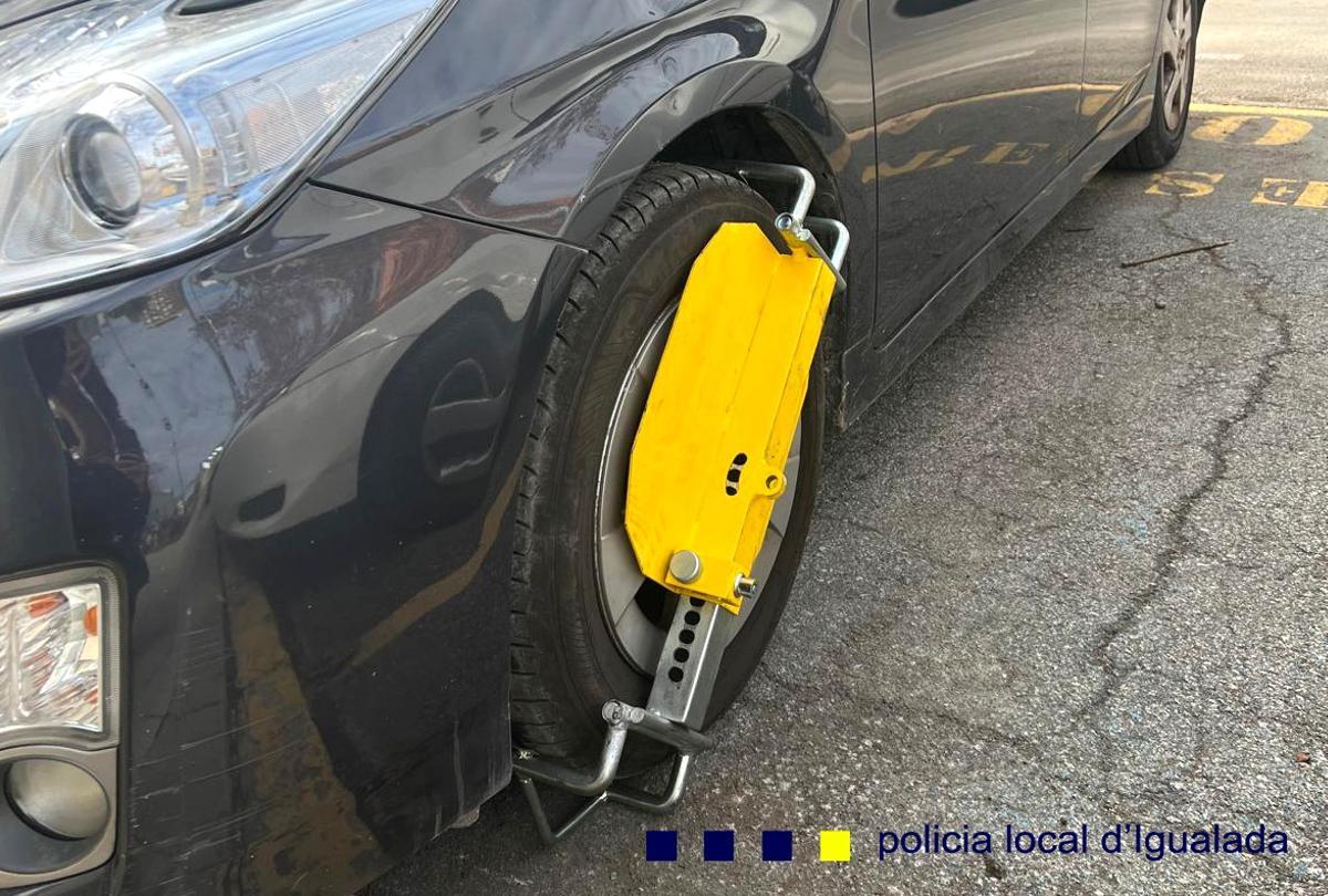 El cotxe amb una de les rodes immobilitzada