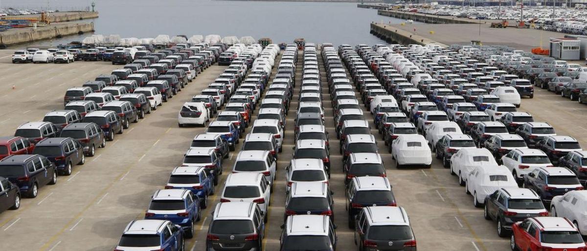 Vehículos de la factoría de Autoeuropa, en el puerto de Vigo. Vehículos de la factoría de Autoeuropa, en el puerto de Vigo.
