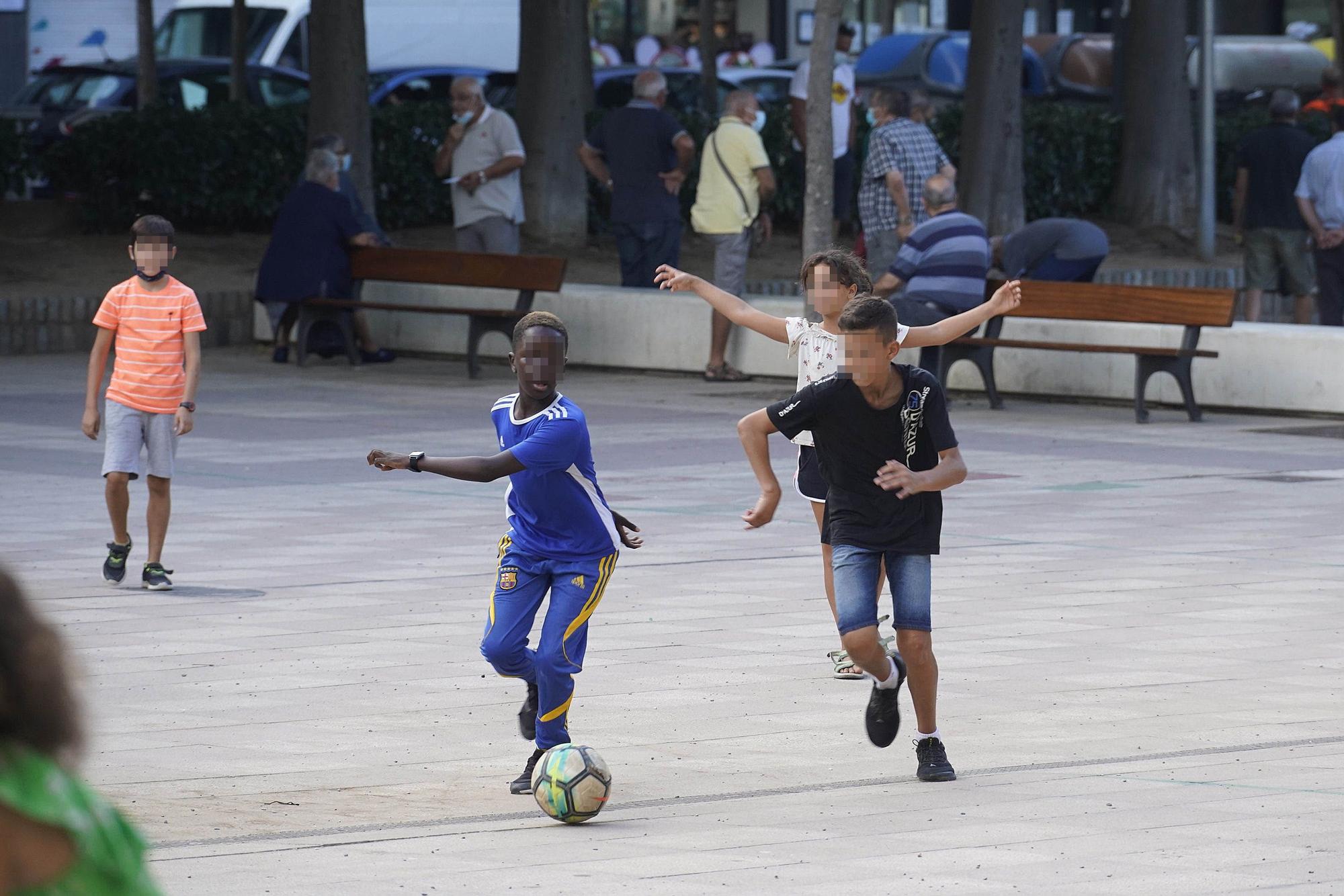 Les famílies reclamen un espai a la plaça del Barco per jugar a pilota