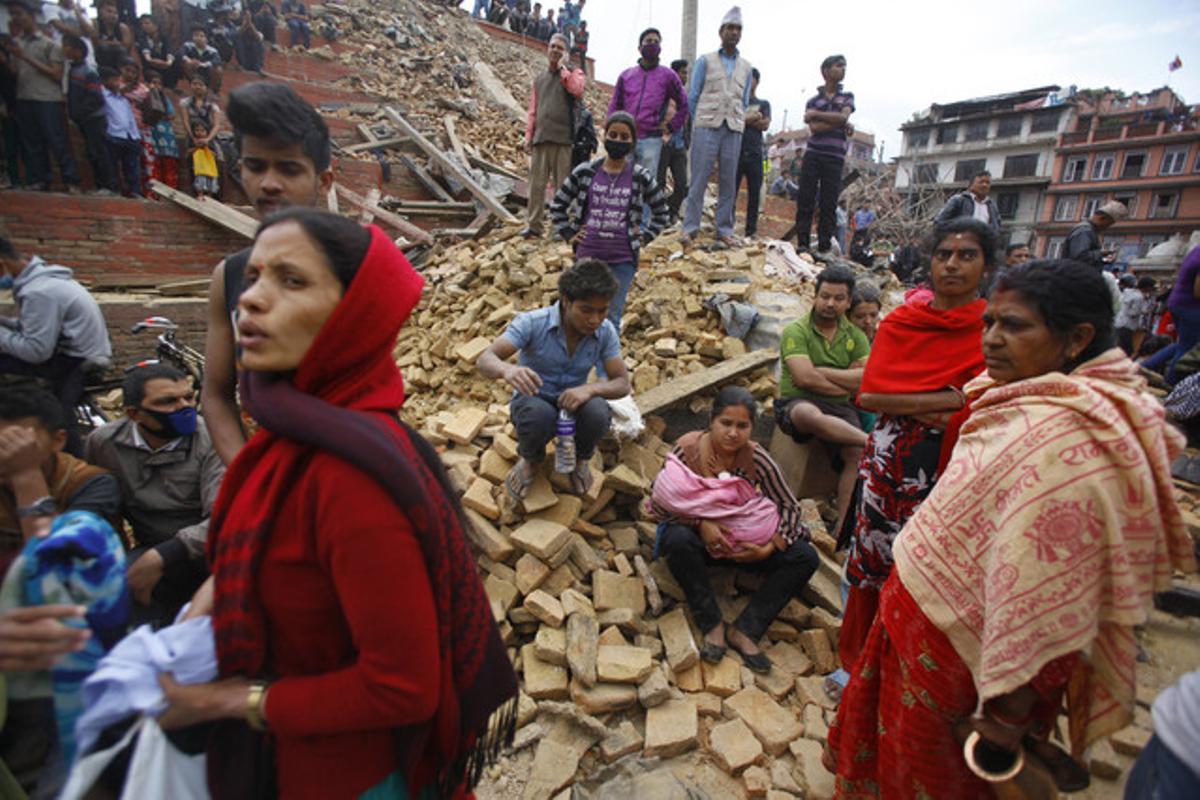 Un grupo de gente entre los escombros de la plaza Durbar.
