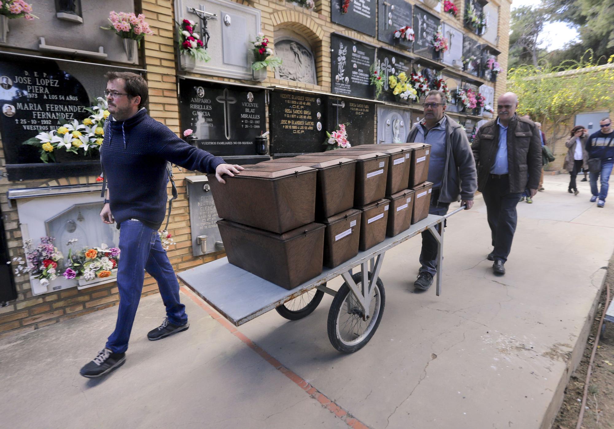 Cementerio de Paterna. Entrega de los restos identificados de los fusilados por el franquismo a sus familiares. Fosa 22..jpg