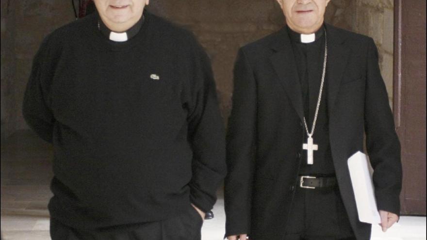 Gregorio Martínez (derecha) y Juan María Uriarte, en el Seminario Menor, caminan juntos hacia la sala de conferencias