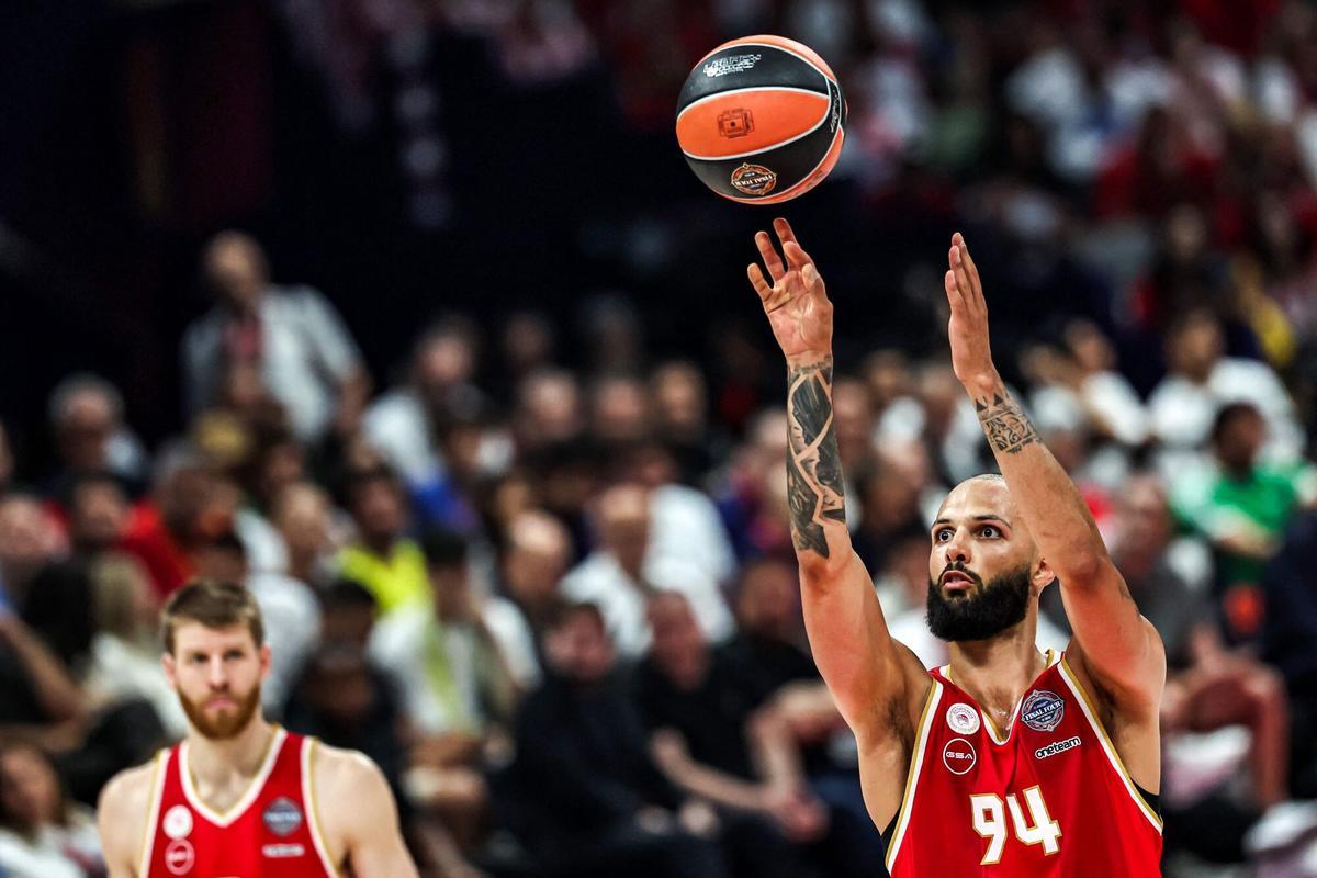 Evan Fournier lanza a canasta durante el Olympiacos-Mónaco de Abu Dabi.