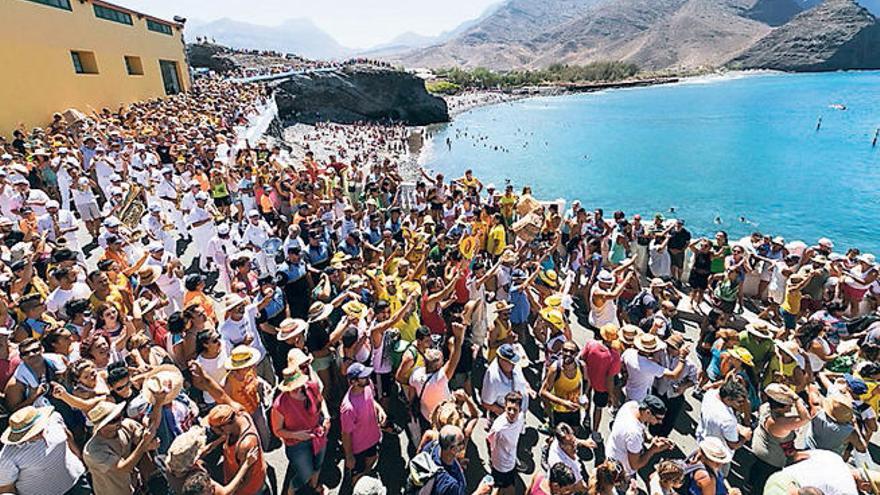 El pueblo homenajea a Ruperto Suárez, &#039;Kiko el tractorista&#039;, por sus 30 años arreglando el charco