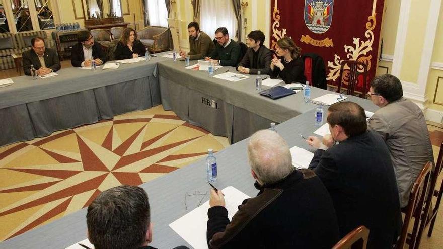 Firma de la declaración institucional por el tren de cercanías, ayer en Ferrol.