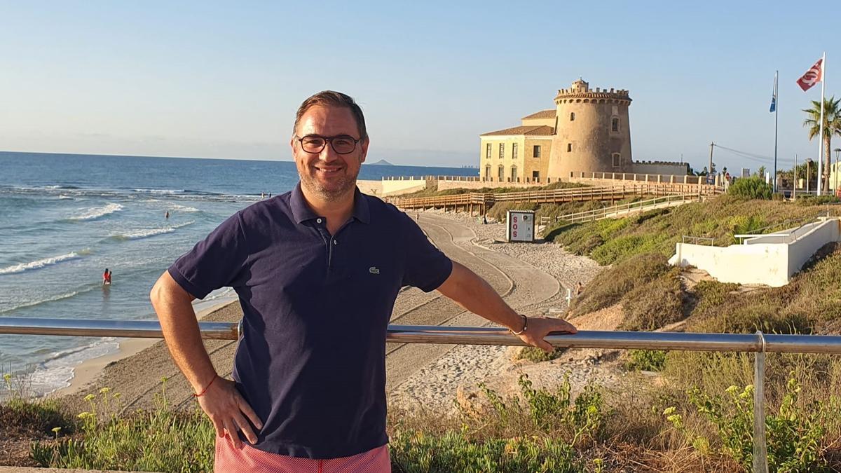 El alcalde de Lorca, Diego José Mateos, en el paseo de la Torre de la Horadada, donde pasa estos días sus vacaciones.