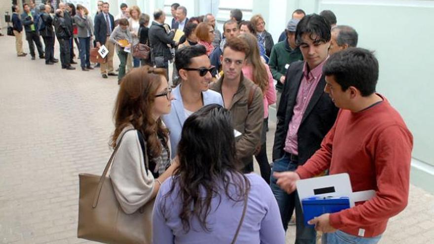 Los miembros electos del Claustro hacen cola ayer para acreditarse antes del inicio de la sesión constituyente. | santi blanco