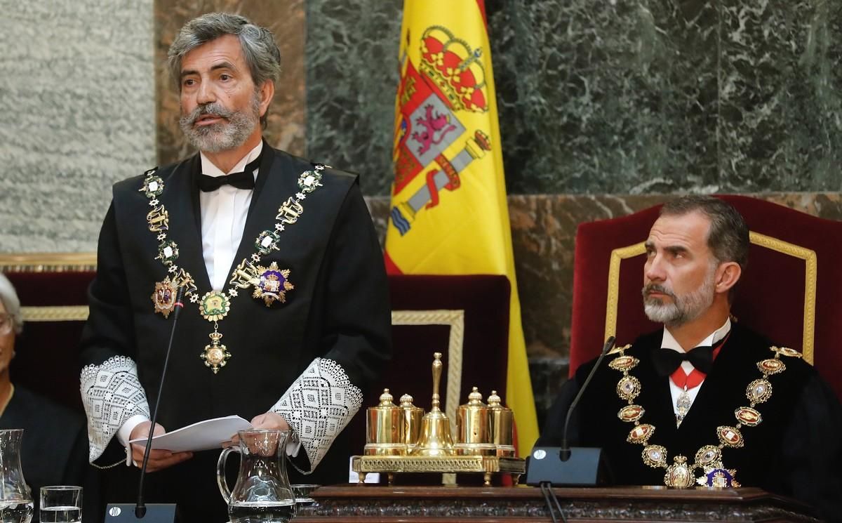 GRAF9456 MADRID, 10/09/2018.- El Rey Felipe VI durante el discurso del presidente del Tribunal Supremo y del Consejo General del Poder Judicial, Carlos Lesmes (i), en la ceremonia de apertura del Año Judicial, que tiene lugar hoy en la sede del Tribunal Supremo, y que preside el Rey Felipe VI. EFE/Angel Díaz ***POOL***