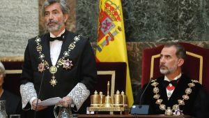 GRAF9456 MADRID, 10/09/2018.- El Rey Felipe VI durante el discurso del presidente del Tribunal Supremo y del Consejo General del Poder Judicial, Carlos Lesmes (i), en la ceremonia de apertura del Año Judicial, que tiene lugar hoy en la sede del Tribunal Supremo, y que preside el Rey Felipe VI. EFE/Angel Díaz ***POOL***