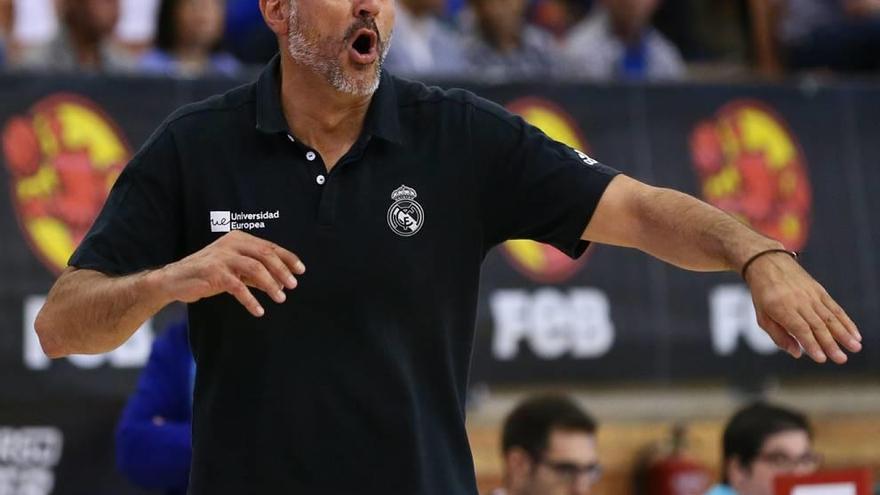 Javi Juárez, dirigiendo al Real Madrid en el último Campeonato de España júnir.