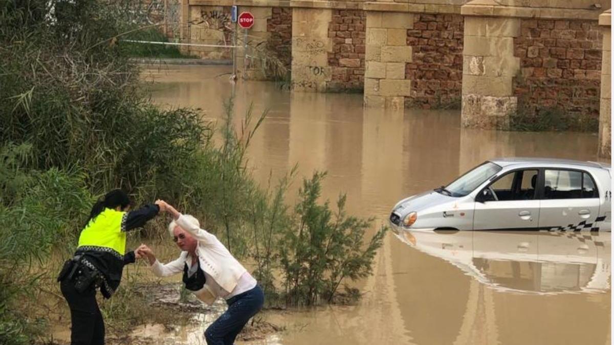 Una agente de la Policía Local rescata a una conductora en la playa de La Glea a la altura del puente