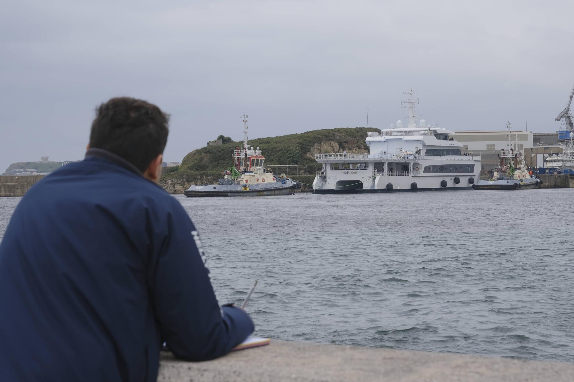 El yate auxiliar de Bill Gates ya está a flote en Gijón: así fueron las pruebas (en imágenes)