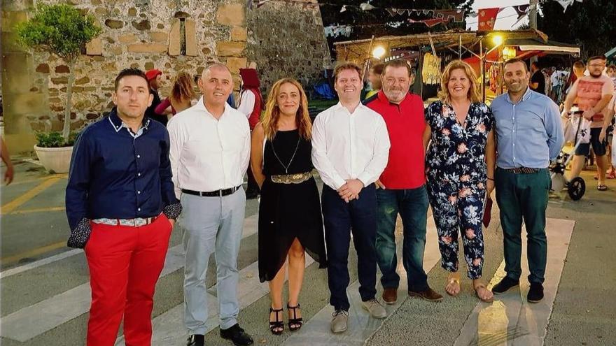 El alcalde de Manilva, Mario Jiménez, junto a miembros de su equipo de gobierno en la inauguración del Mercado Medieval.