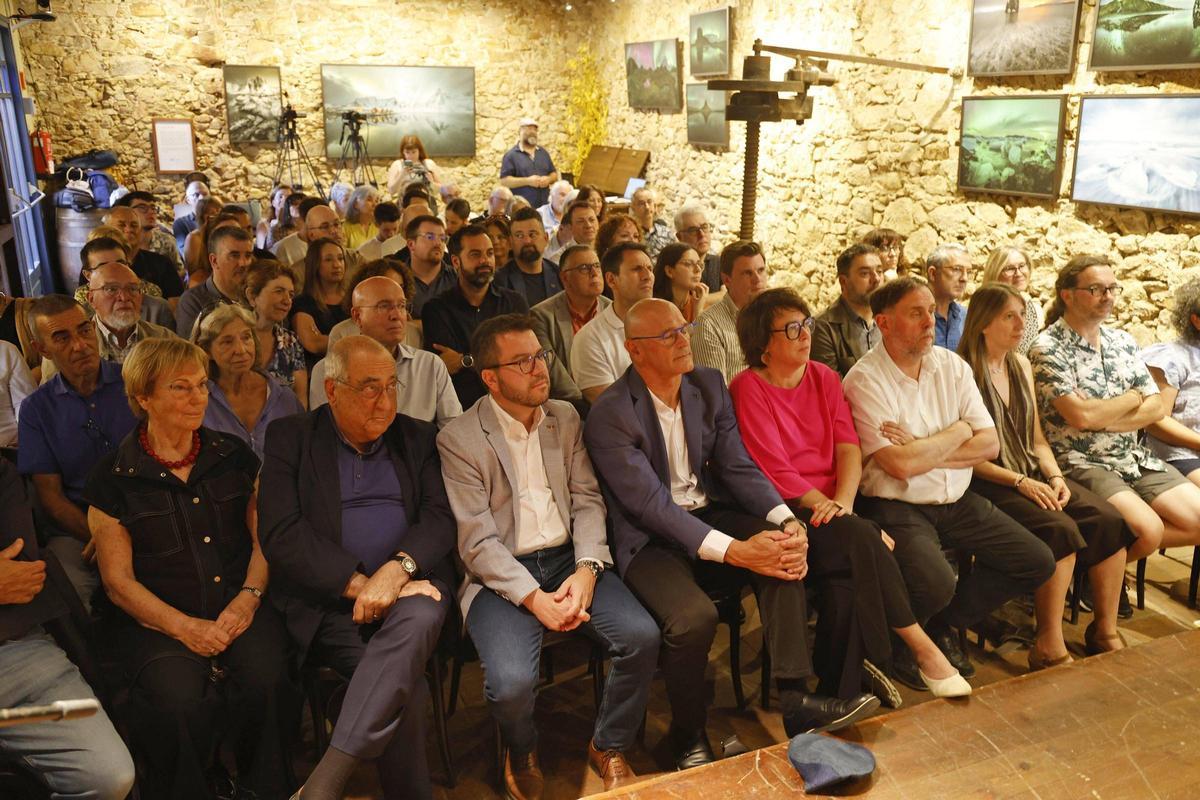 La Fundació Irla premia la tasca de Joaquim Nadal per la seva contribució al foment del català.