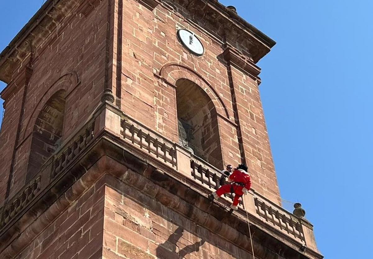 La Diablilla inicia su bajada desde el campanario.