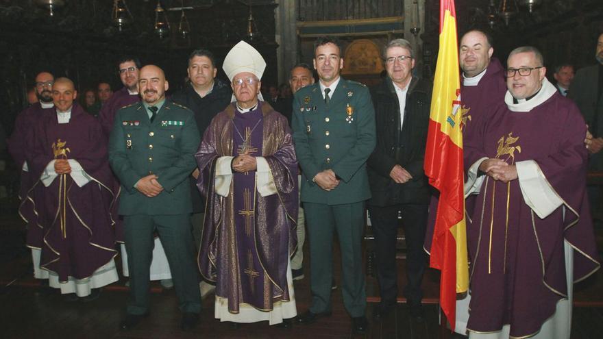 El teniente coronel Rafael Berguillo, el obispo Leonardo Lemos y el condecorado Javier Barja.