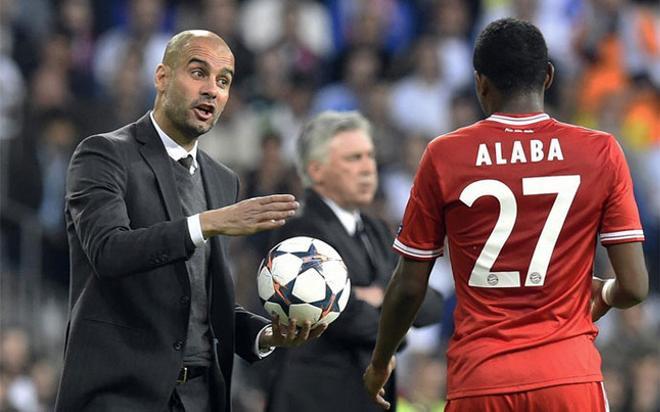 Guardiola durante el partido junto a Alaba