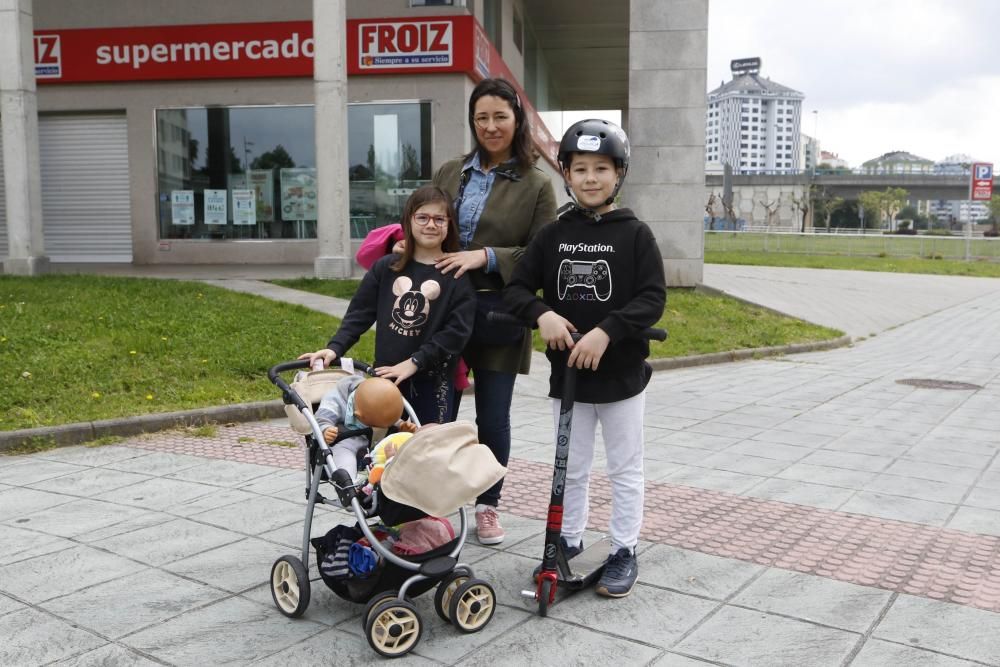 Los menores salen a la calle con juguetes, pelotas, patinetes, peluches y mascarillas después de 42 días de confinamiento - Los padres celebran el final del largo encierro en sus casas.