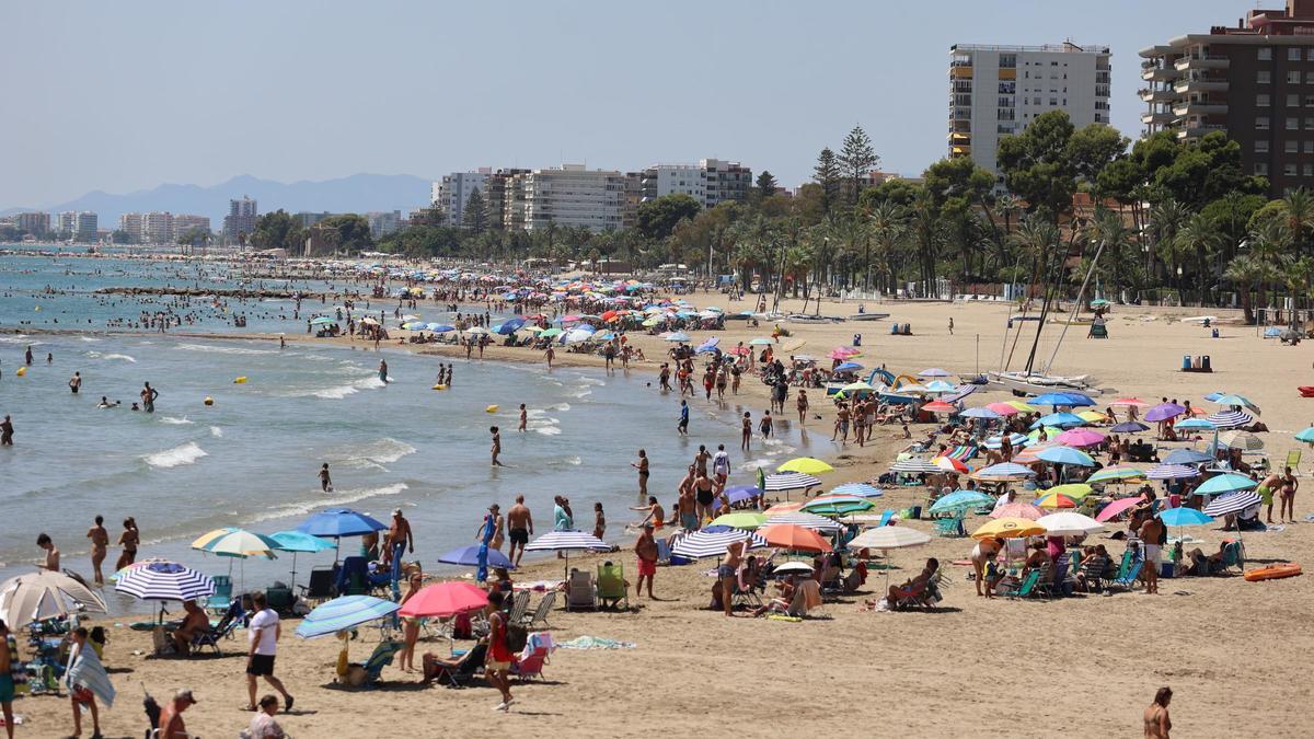 Una de las playas de Benicàssim con bandera azul.
