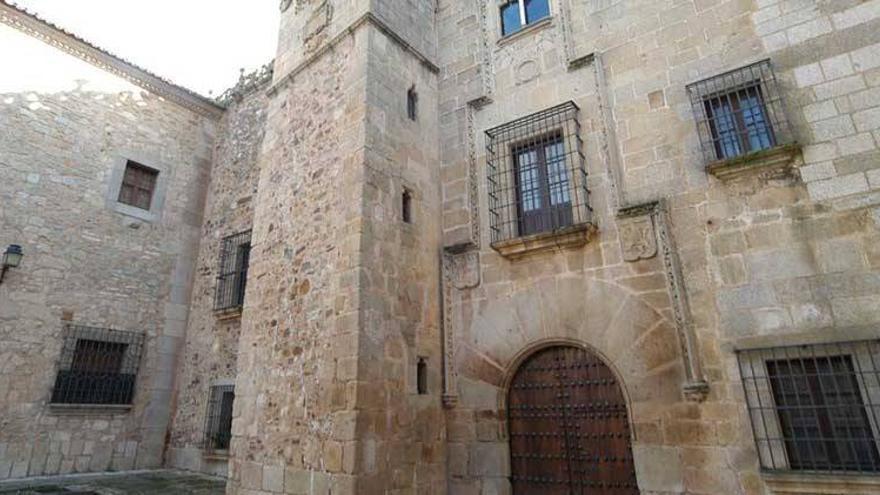 El mayor palacio de la parte antigua de Cáceres ya prepara su apertura