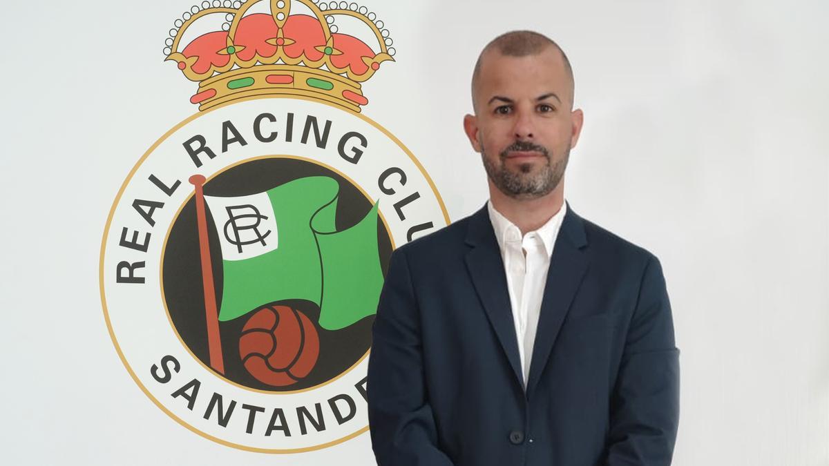 Manu Fajardo posa junto al escudo del Racing