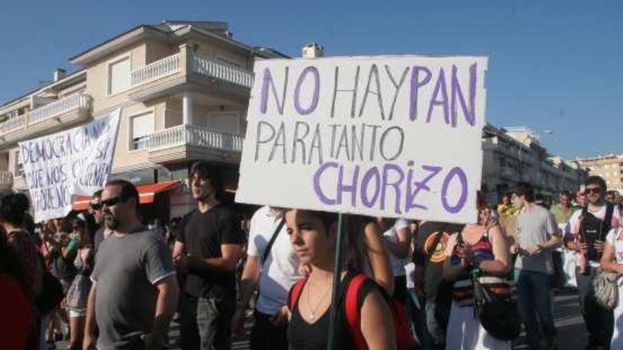 Una chica con su pancarta en Elda.