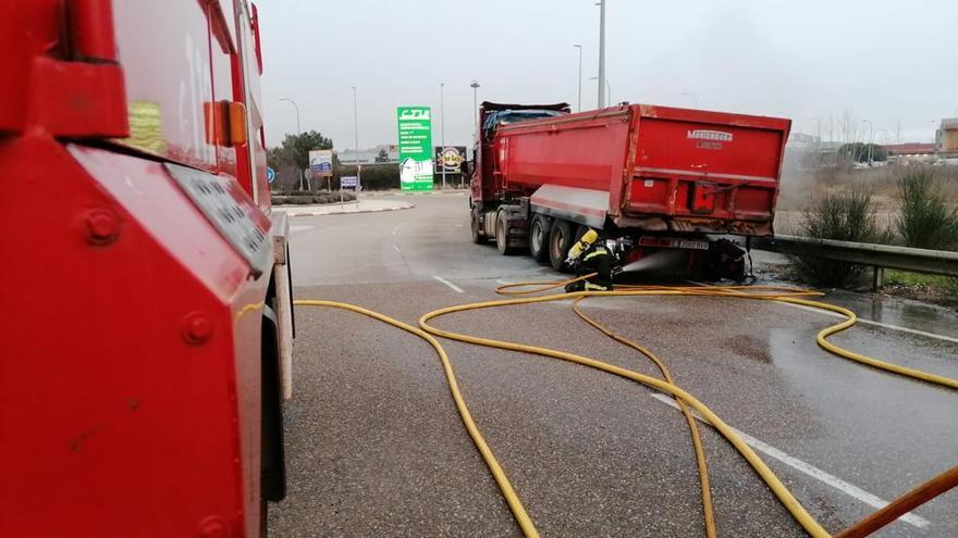 Bomberos sofocan el fuego en la parte trasera del camión incendiado en Benavente.