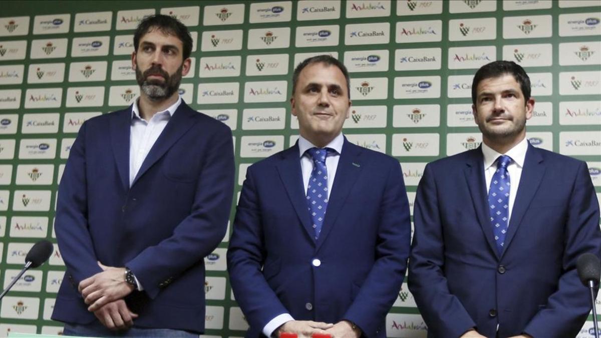 El presidente bético Fernando Moral (c), el director deportivo Berni Rodríguez y el consejero Ramón Alarcón
