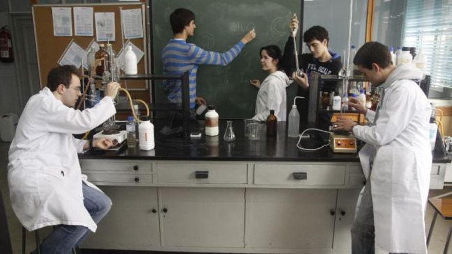 Desde la izquierda, Francisco Fernández, Álvaro Canas, Delia Casas, Daniel Toribio y Néstor Segurado, en el laboratorio del IES Universidad Laboral.