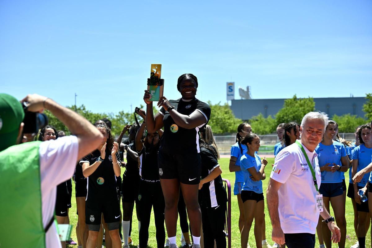 El equipo femenino del FACSA Playas de Castellón se estrenaba en la competicion europea de clubes y subió al tercer escalón del podio.
