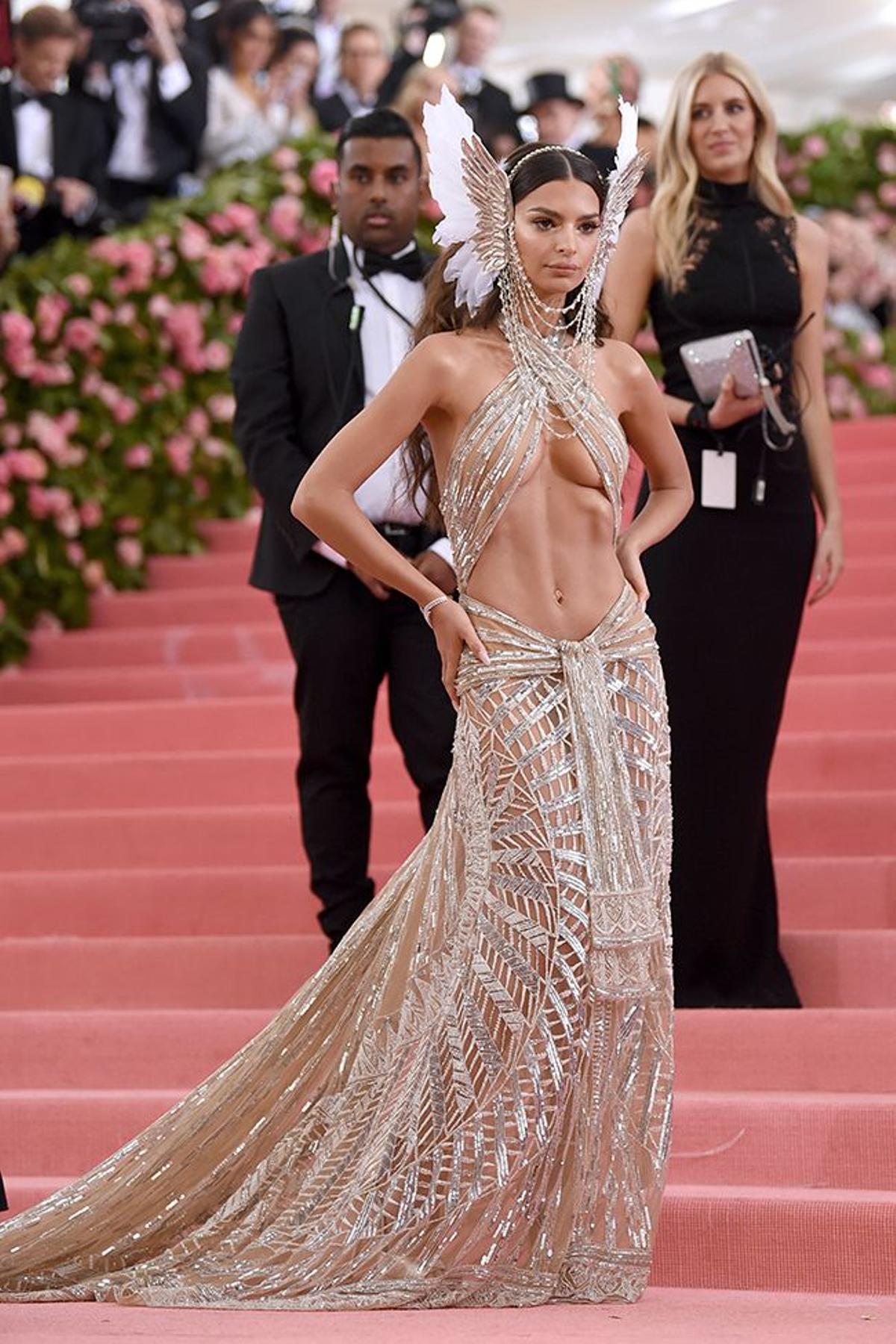 Emily Ratajkowski, con naked dress, a su llegada a la alfombra roja de la gala MET 2019