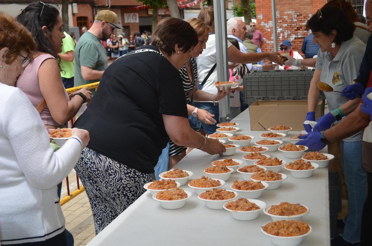 GALERÍA: La comida popular del viernes del Toro de Benavente, en imágenes