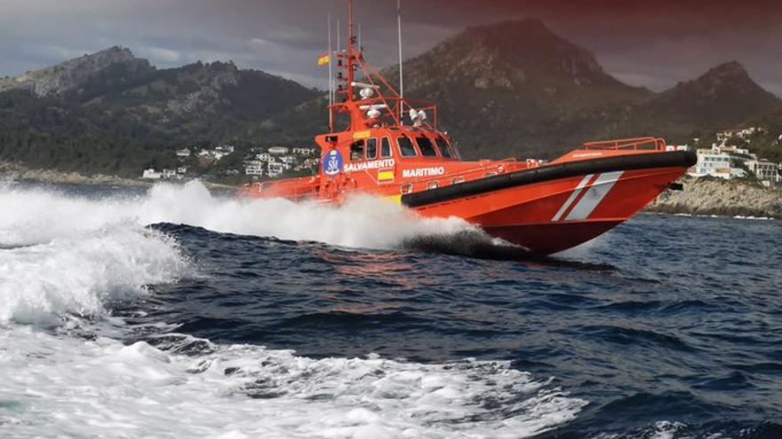 Salvamento Marítimo rescata a dos tripulantes tras volcar su catamarán en el Port d&#039;Alcúdia