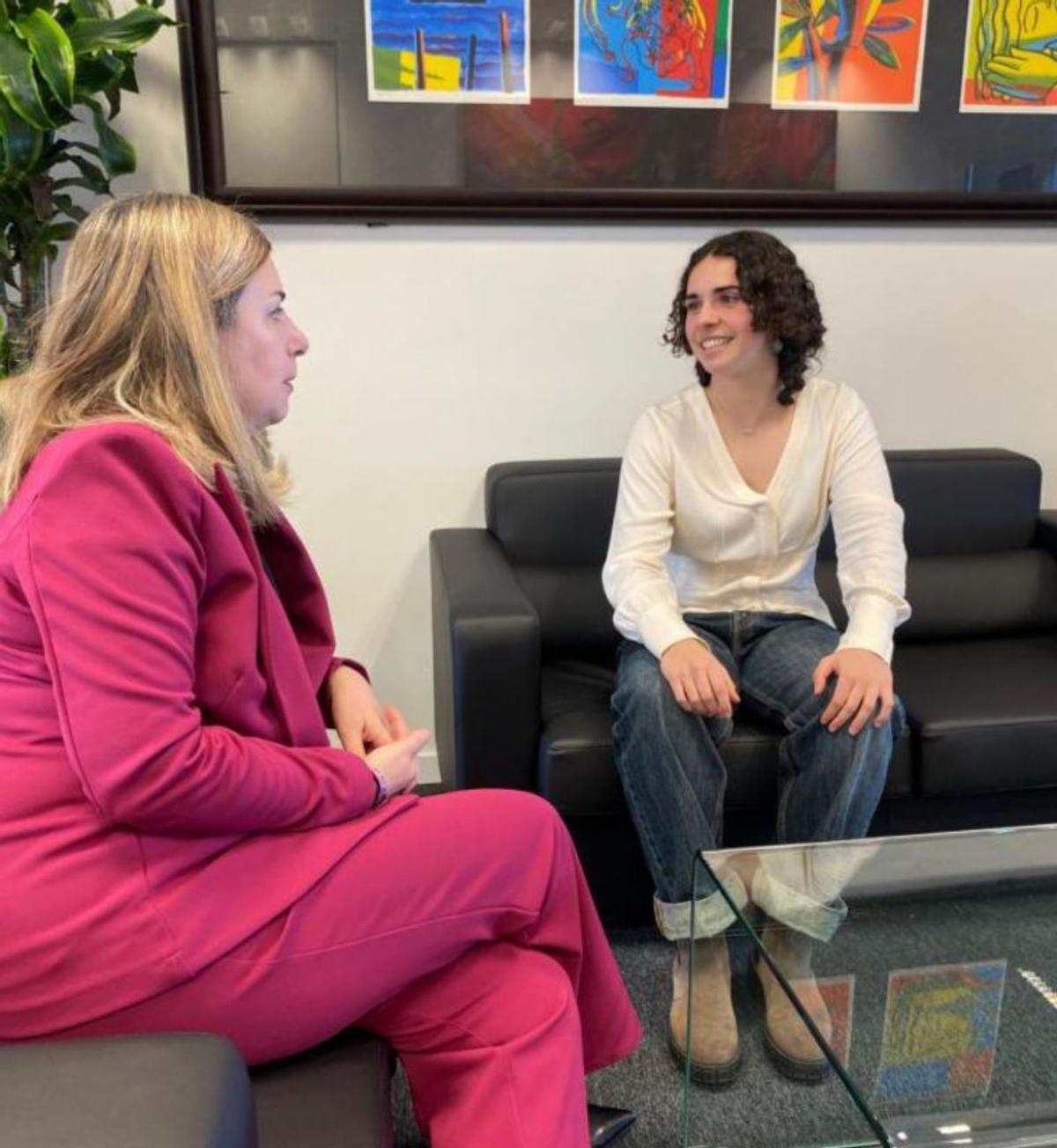 La consejera Pérez Forniés y  Marta Sierra.