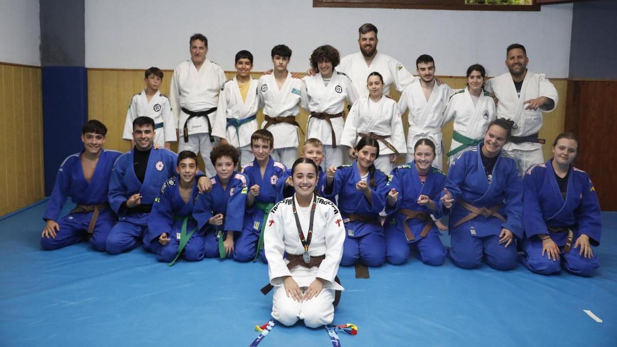 Jimena Álvarez junto a sus compañeros en el Club Sakura