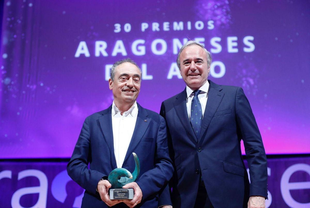 Jorge Azcón entrega a Carlos Martín el premio Aragonés del Año 2024.