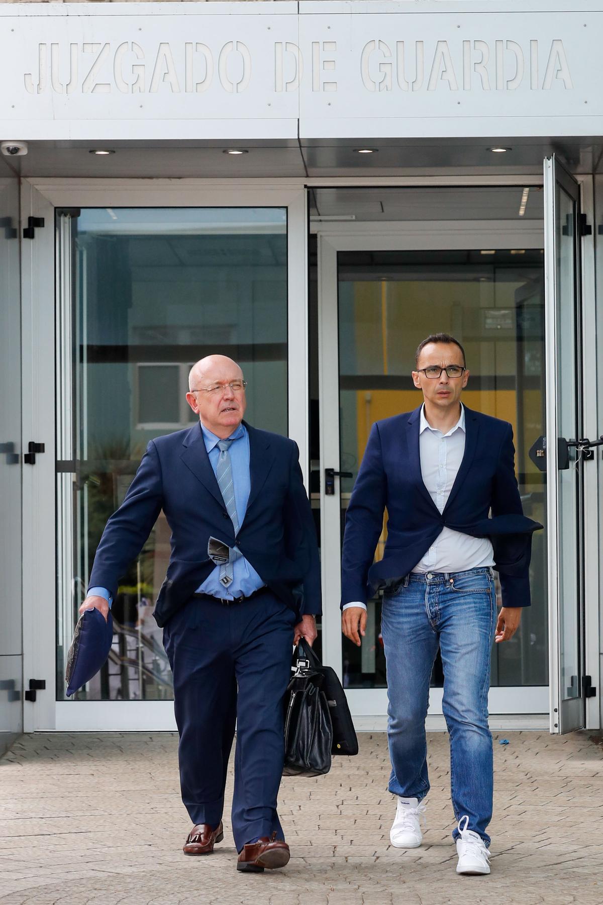 Raúl Díaz junto a su abogado a su salida de la Ciudad de la Justicia de Las Palmas de Gran Canaria.