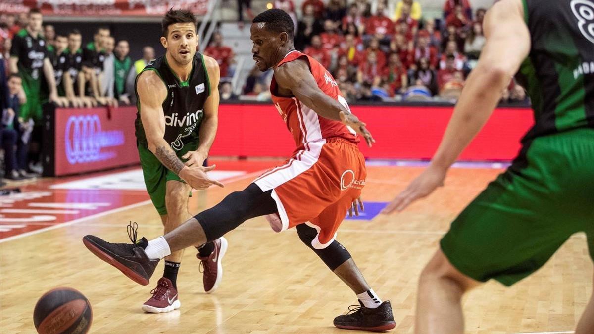 El verdinegro Laprovittola filtra el balón ante Kloof, del UCAM Murcia.