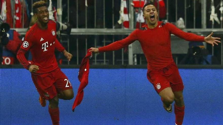 Thiago Alcántara celebra el tercer gol del Bayern. // Efe