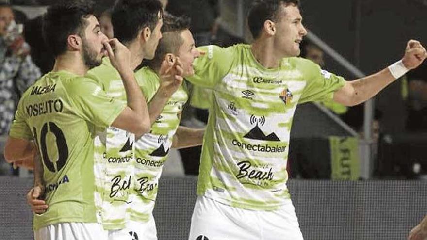 Celebración del gol con el que Eloy Rojas adelantó en el marcador al Palma Futsal.